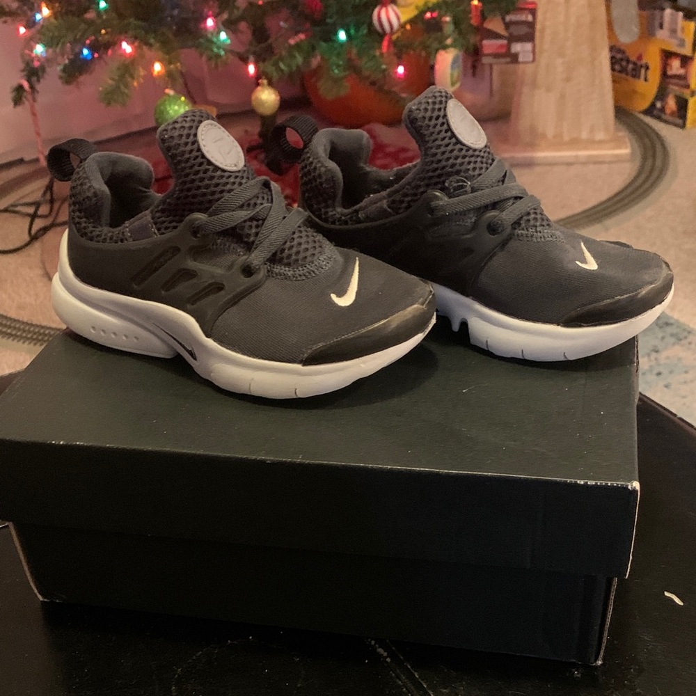 Nike Kids Black and White Sneakers 10c